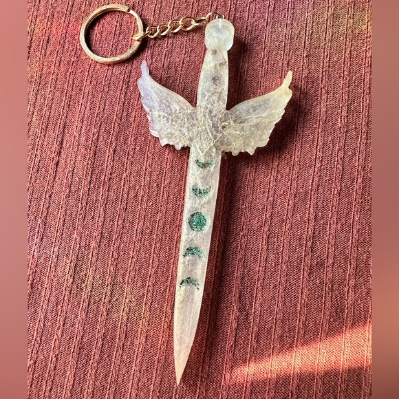 🌿Pretty handmade moss & lichen pale gold quartz winged resin dagger keychain🌿 - Picture 6 of 9